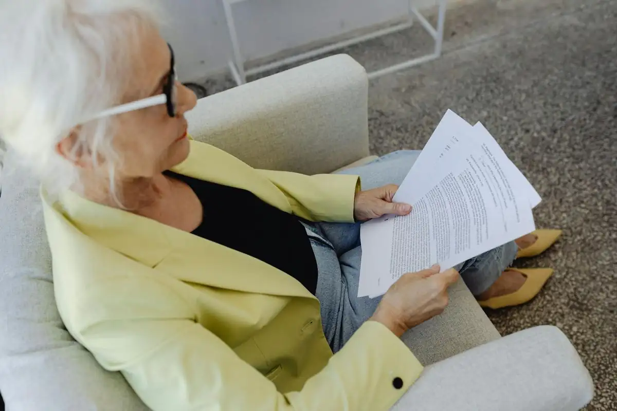 Người cao niên ngồi xem lại tài liệu bảo hiểm Medicare — minh họa cho việc đọc thông báo ANOC hàng năm.