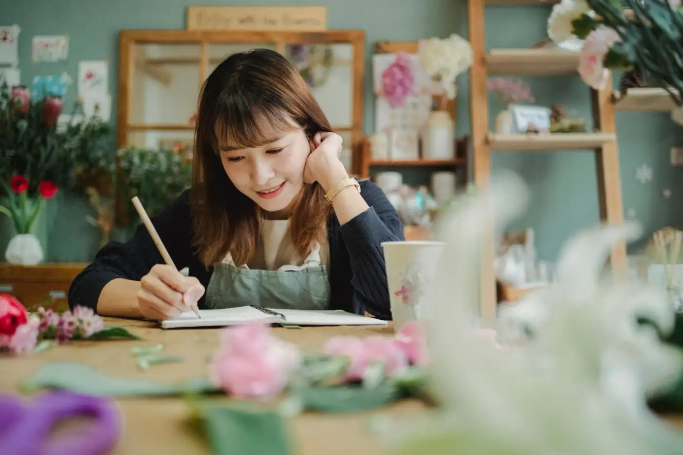 Một chủ tiệm nhỏ người Việt xem lại giấy tờ và ước tính thu nhập — bước quan trọng khi ghi danh lại ACA cho năm 2027