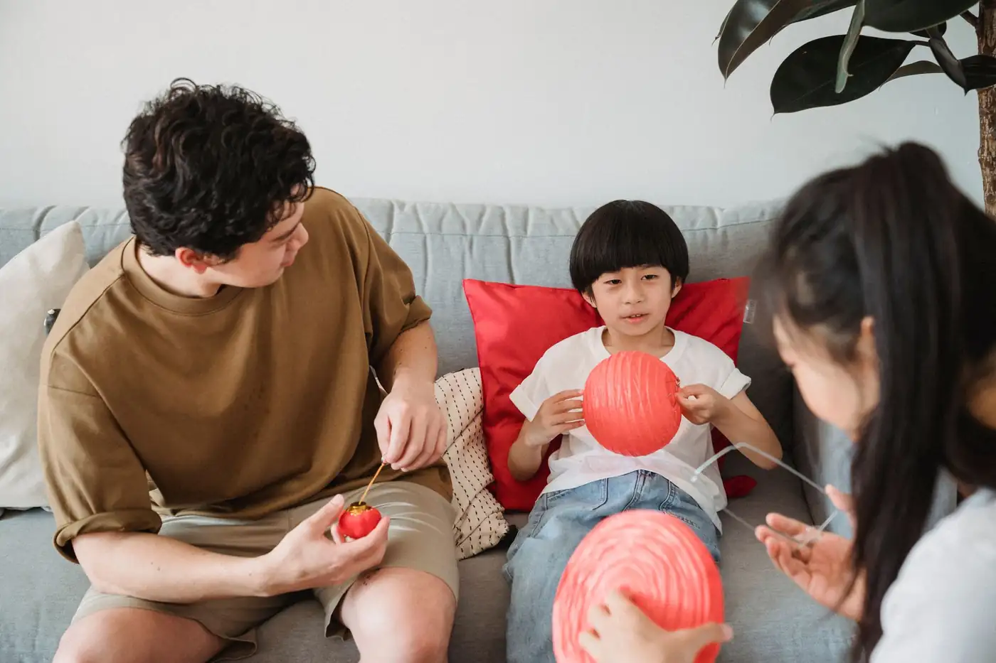 Gia đình người Việt nhiều thế hệ quây quần bên nhau — bảo hiểm hậu sự giúp bảo vệ con cháu khỏi gánh nặng chi phí tang lễ