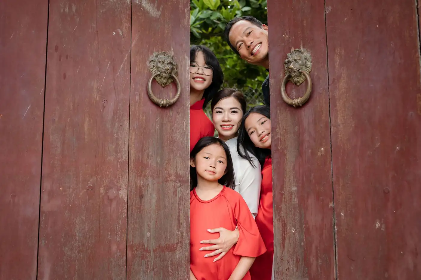 Một người mẹ (hoặc cha) người Việt cao niên vui vẻ bên con đã trưởng thành — quyền lợi bảo hiểm được trả miễn thuế cho người thụ hưởng