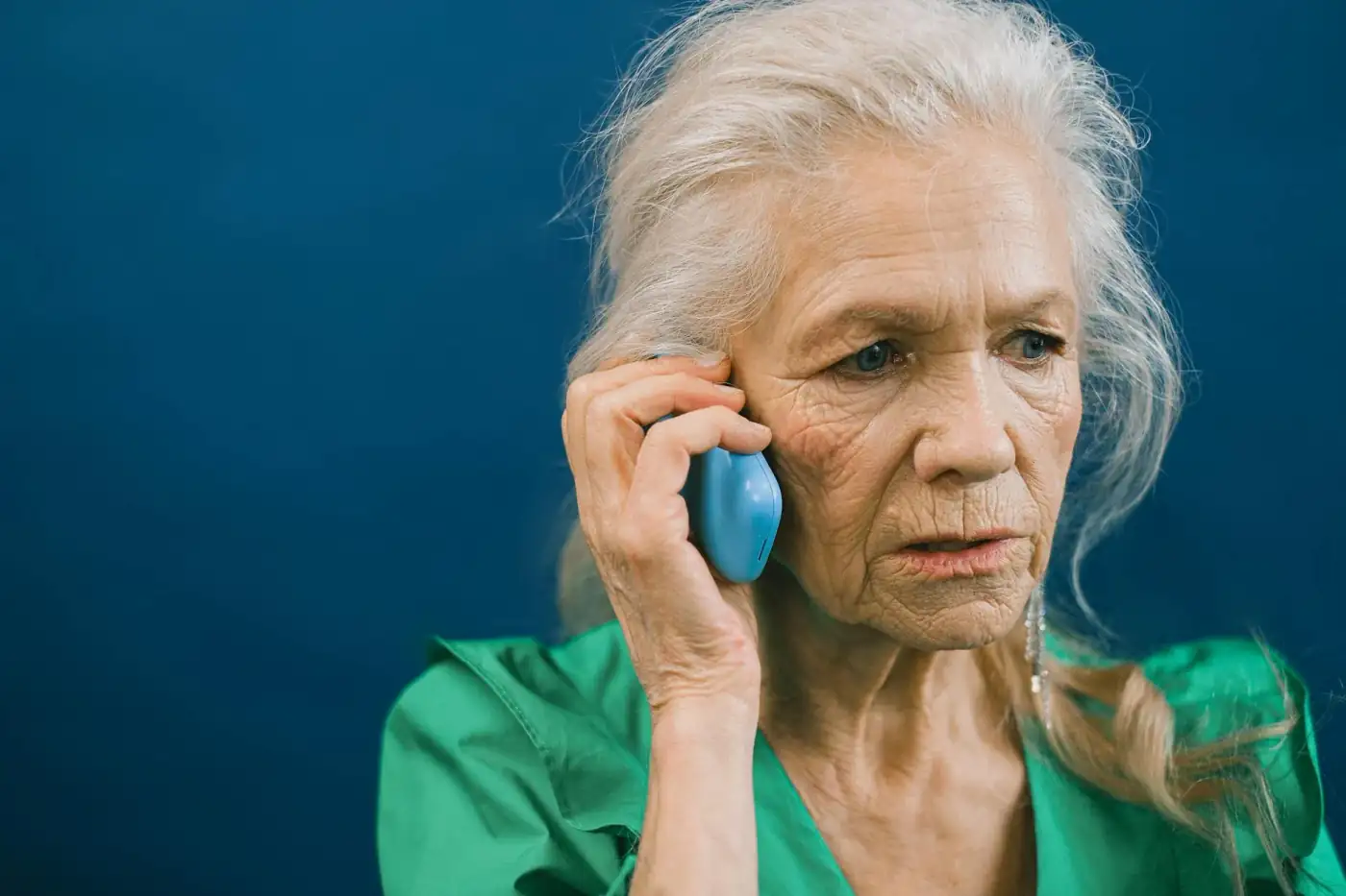 Người Việt cao niên gọi điện thoại đến Sở An Sinh Xã Hội để ghi danh Medicare bằng cách gọi điện