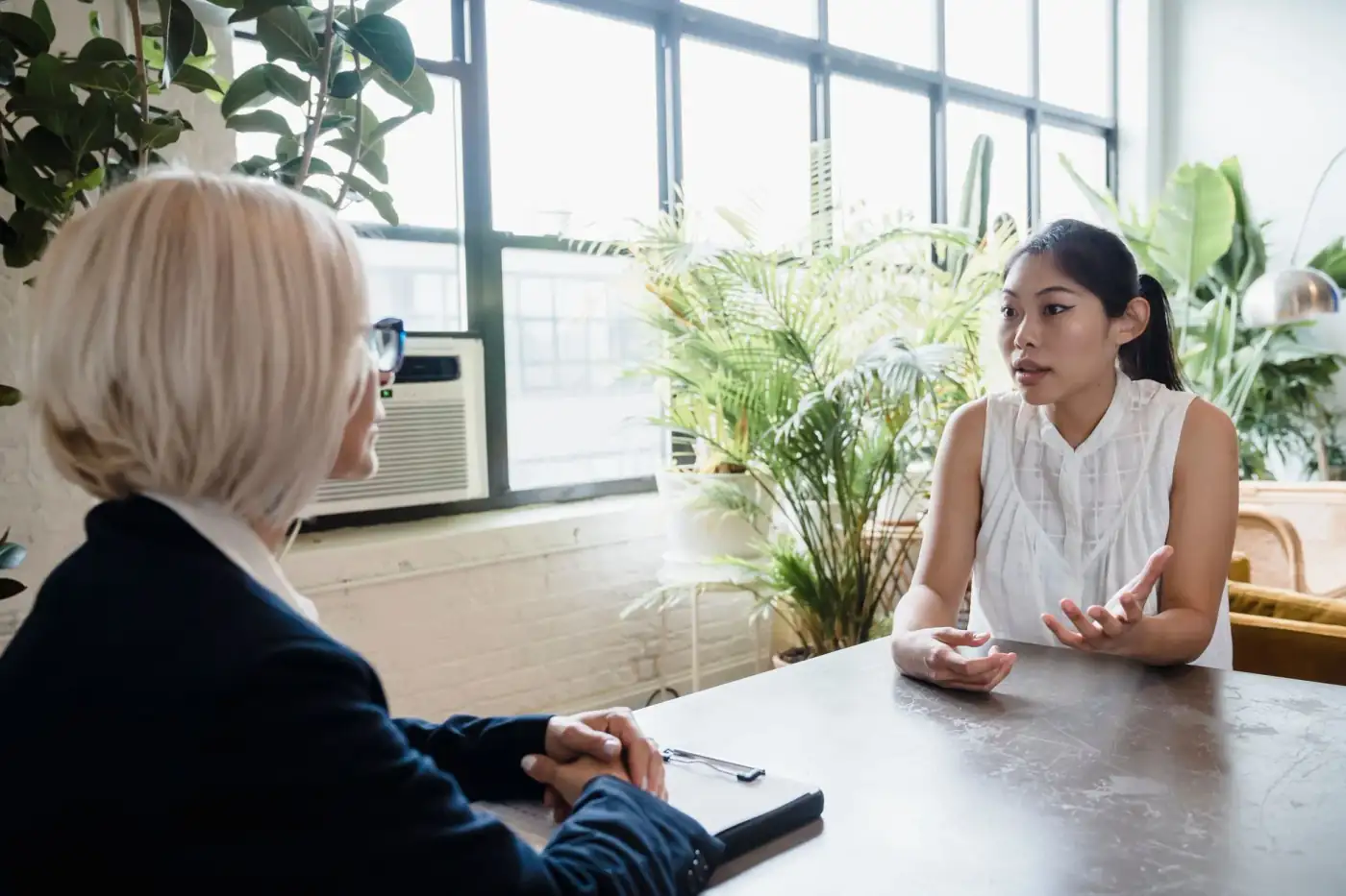 Đại lý bảo hiểm tiếng Việt hướng dẫn người Việt cao niên chọn Medigap hoặc Medicare Advantage sau khi có Phần A và B