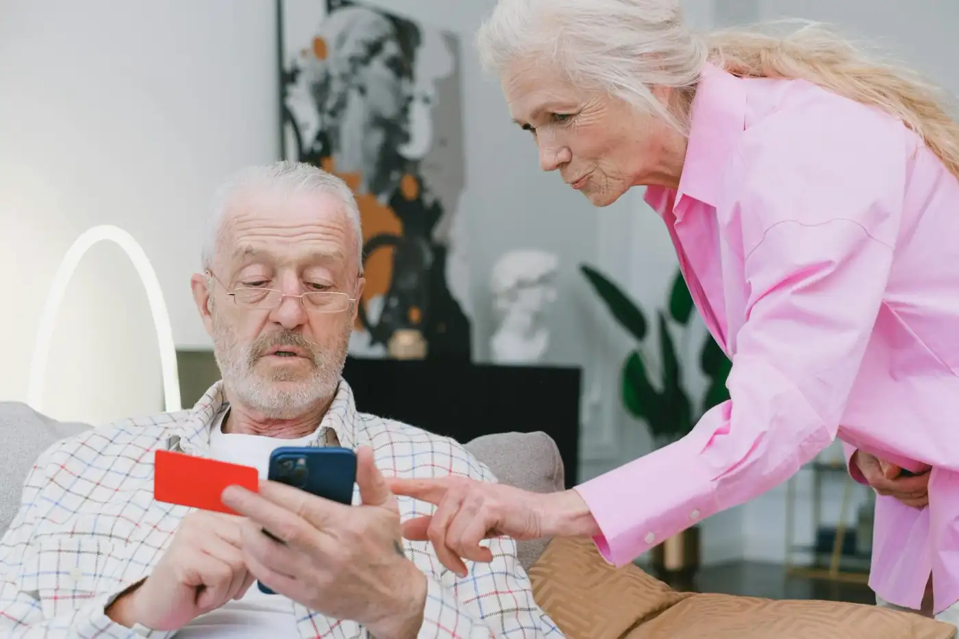 Gia đình người Việt hướng dẫn cha mẹ cao niên cách nhận biết cuộc gọi lừa đảo Medicare
