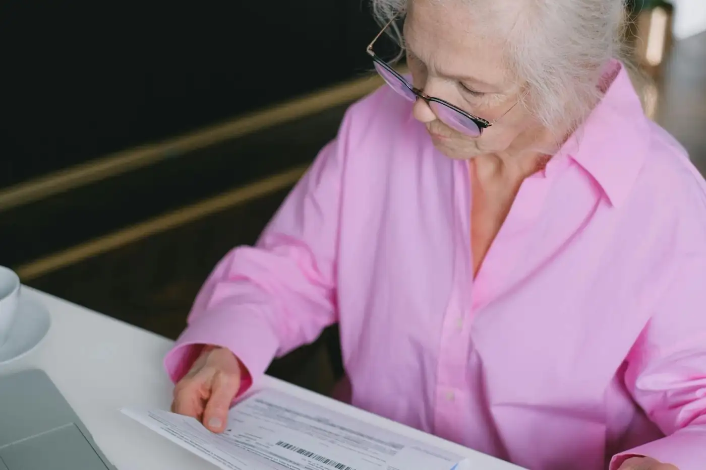 Người cao niên xem Medicare Summary Notice và đối chiếu các tính phí — phát hiện gian lận sớm.