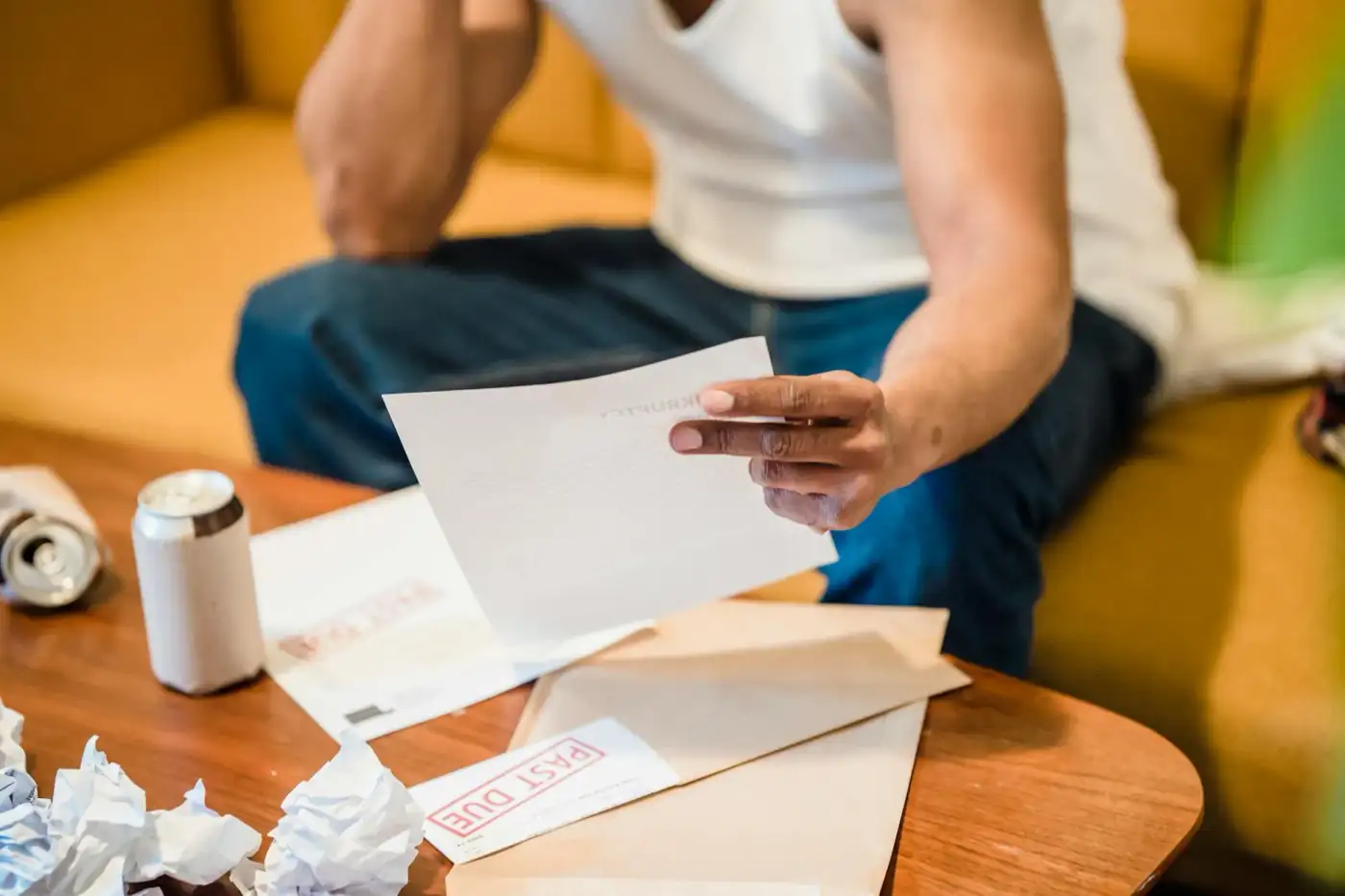 Người cao niên lo lắng xem thông báo phạt ghi danh trễ Medicare Phần B