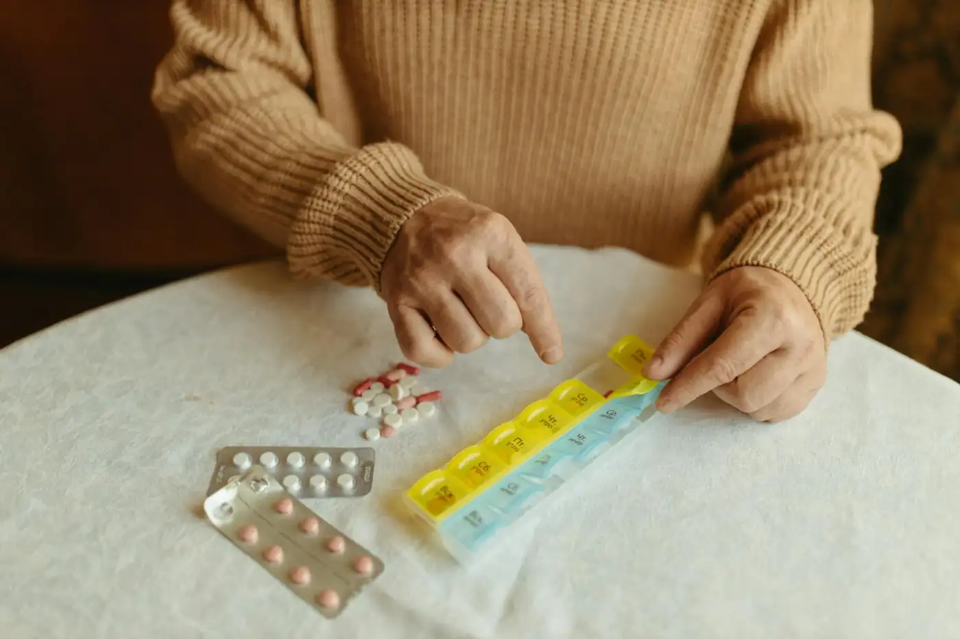 Cặp vợ chồng cao niên người Việt xem hóa đơn thuốc Part D Medicare và tính chi phí hàng tháng tại Houston