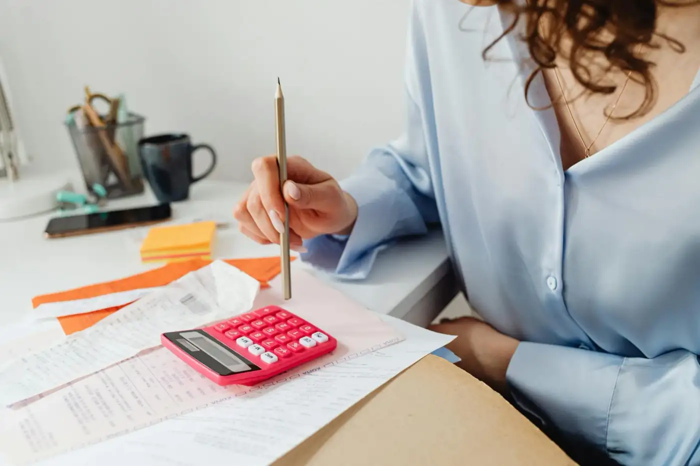 Người cao niên dùng máy tính tính chi phí thuốc Medicare hàng tháng — minh họa M3P chia đều thanh toán