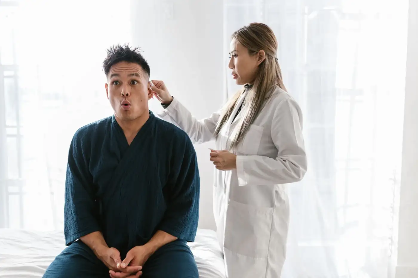 Bệnh nhân cao niên người Việt khám với bác sĩ ở phòng khám Houston — tự do chọn bác sĩ là điểm mạnh của Medigap