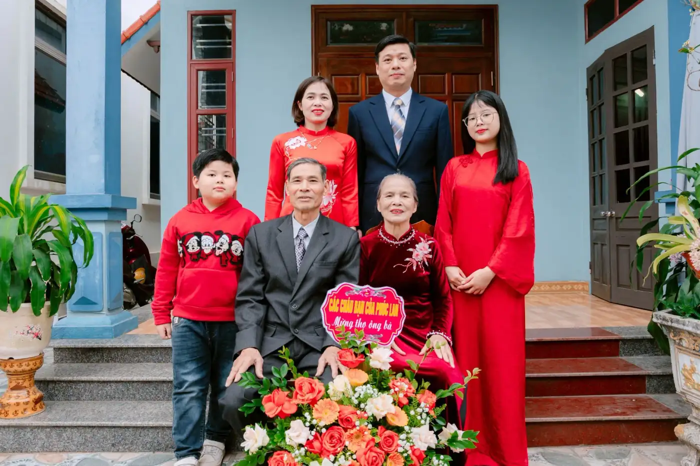 Gia đình ba thế hệ người Việt ở Houston quây quần — quyết định Medicare ảnh hưởng đến cả gia đình và việc du lịch về Việt Nam thăm con cháu