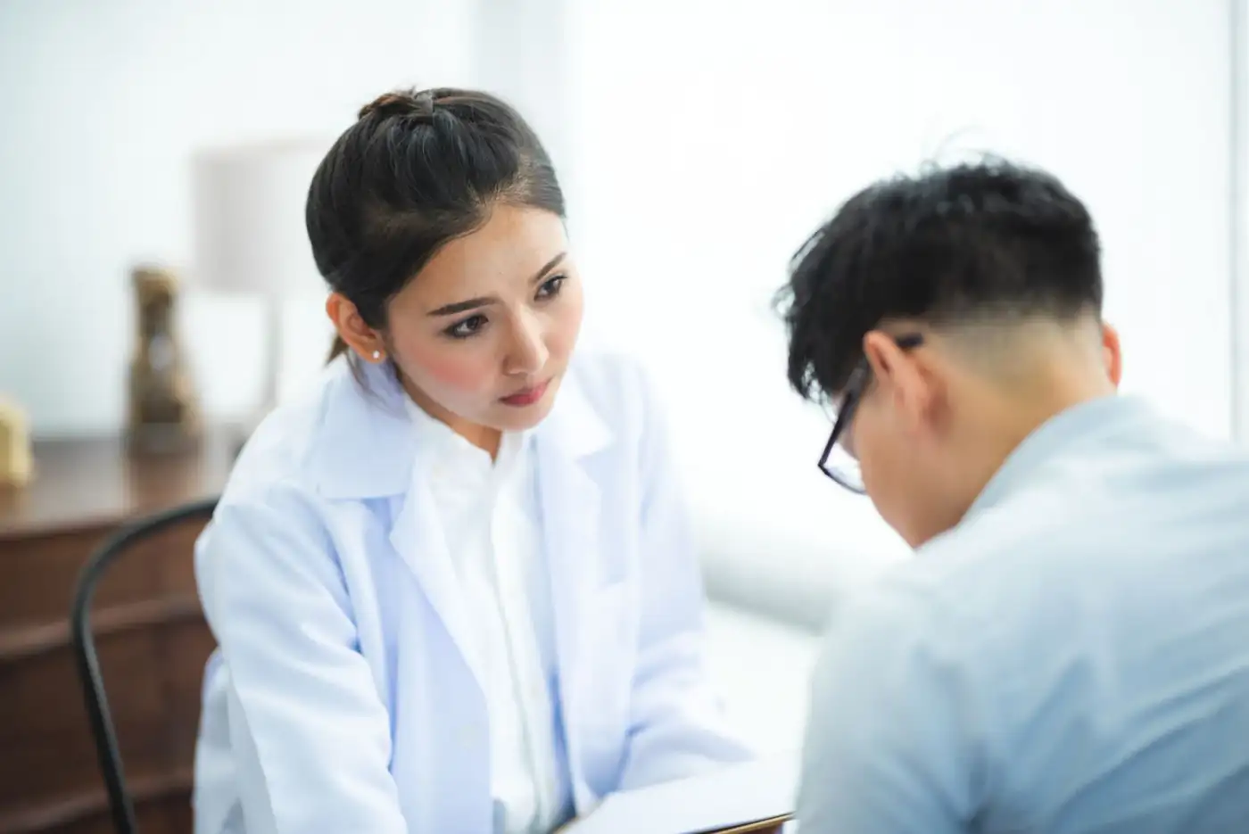 Một dược sĩ tư vấn cho một cụ người Việt cao niên về thuốc men — copay thật sự của quý vị vẫn tùy vào bậc thuốc của chương trình Part D quý vị chọn