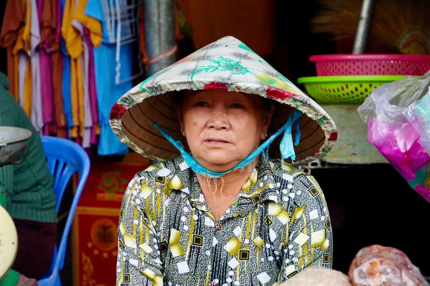 Một chuyên viên tư vấn giúp một khách hàng cao niên người Việt xem lại chi phí Medicare và cách kháng nghị IRMAA bằng đơn SSA-44