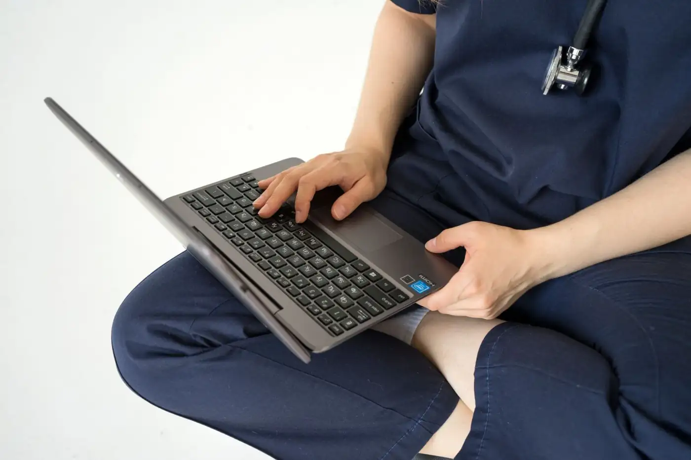 Bác sĩ xuất hiện trên màn hình trong một buổi tư vấn từ xa — telehealth Medicare bao gồm khám bác sĩ, sức khỏe tâm thần và tư vấn chuyên khoa