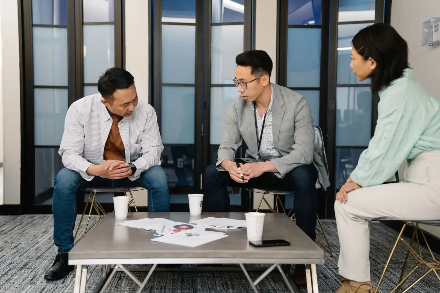 Một cụ ông người Việt cao niên gặp chuyên viên tư vấn — nếu chưa đủ 40 quý, quý vị có thể mua Part A khi đã sống ở Mỹ liên tục 5 năm