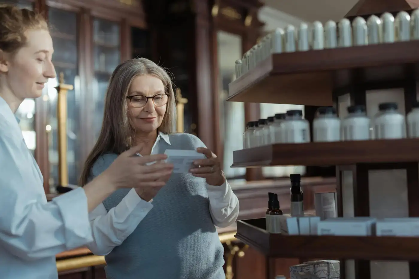 Người Việt cao niên nhận thuốc kê đơn ở pharmacy — chi phí Phần D và trần $2,100 năm 2026