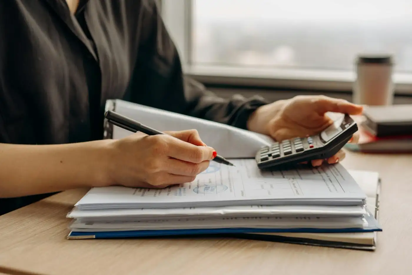 Người cao niên xem lại tài khoản HSA và giấy tờ — ghi danh Medicare Part A khiến quý vị không được đóng thêm vào HSA