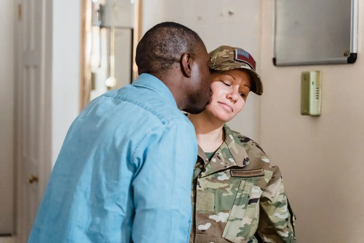 Một cặp vợ chồng quân nhân hồi hưu cao niên ở nhà — TRICARE For Life dành cho quân nhân hồi hưu và gia đình đủ điều kiện, hoạt động như bảo hiểm phụ sau Medicare