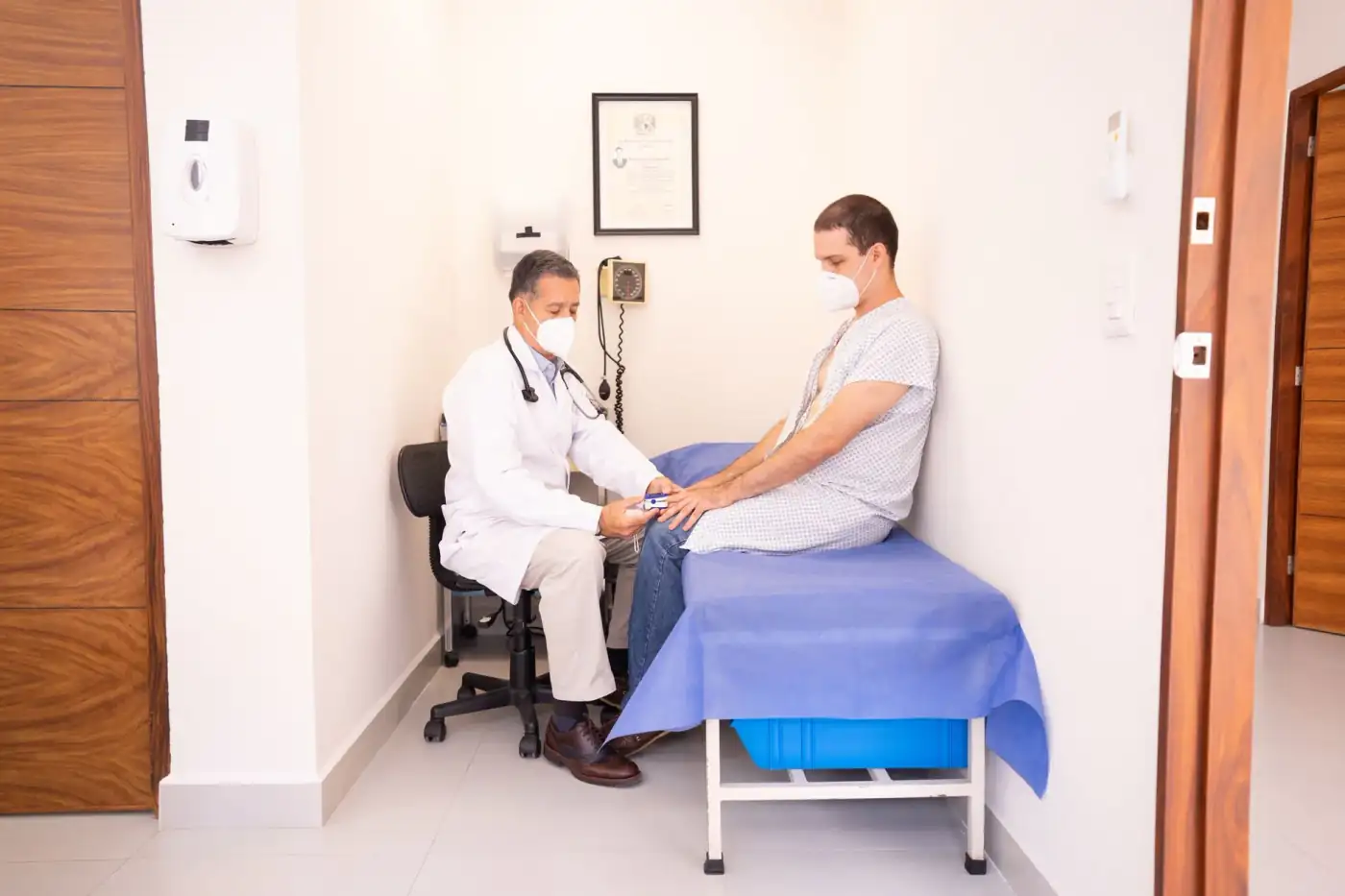 Một cựu chiến binh cao niên gốc Á gặp bác sĩ — VA thường chỉ trả cho dịch vụ tại cơ sở VA, nên Medicare giúp mở rộng lựa chọn bác sĩ gần nhà