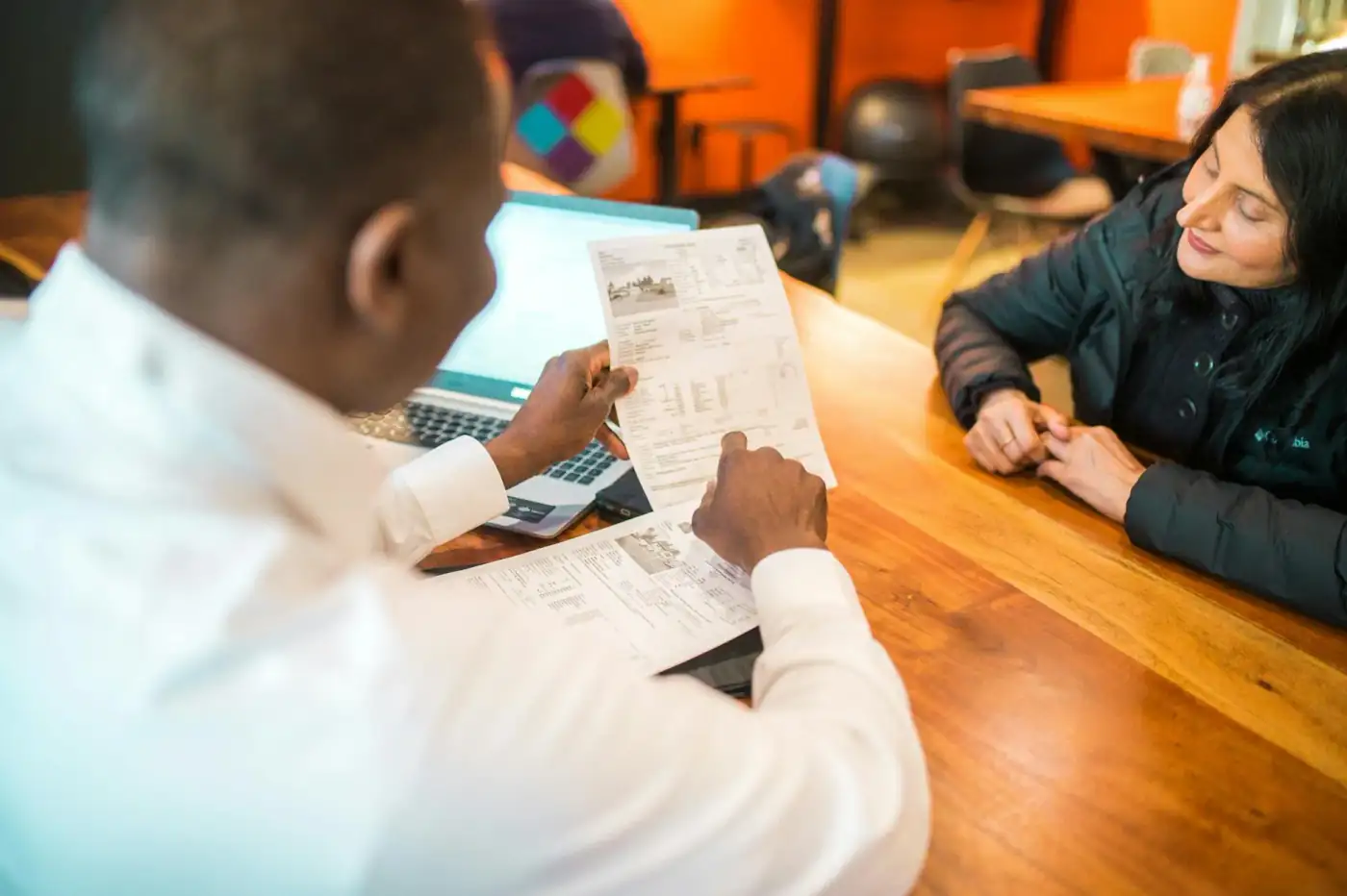 Đại lý bảo hiểm giúp khách hàng cao niên so sánh chương trình Medigap Plan G và Plan N ở Houston