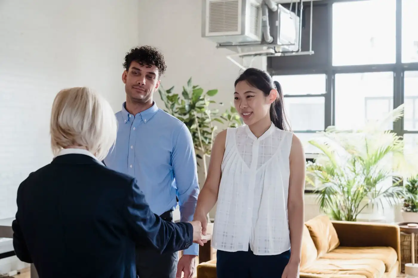 Đại lý bảo hiểm tiếng Việt ở Bellaire giúp cô chú người Việt so sánh Plan G và Plan N theo thói quen khám bệnh