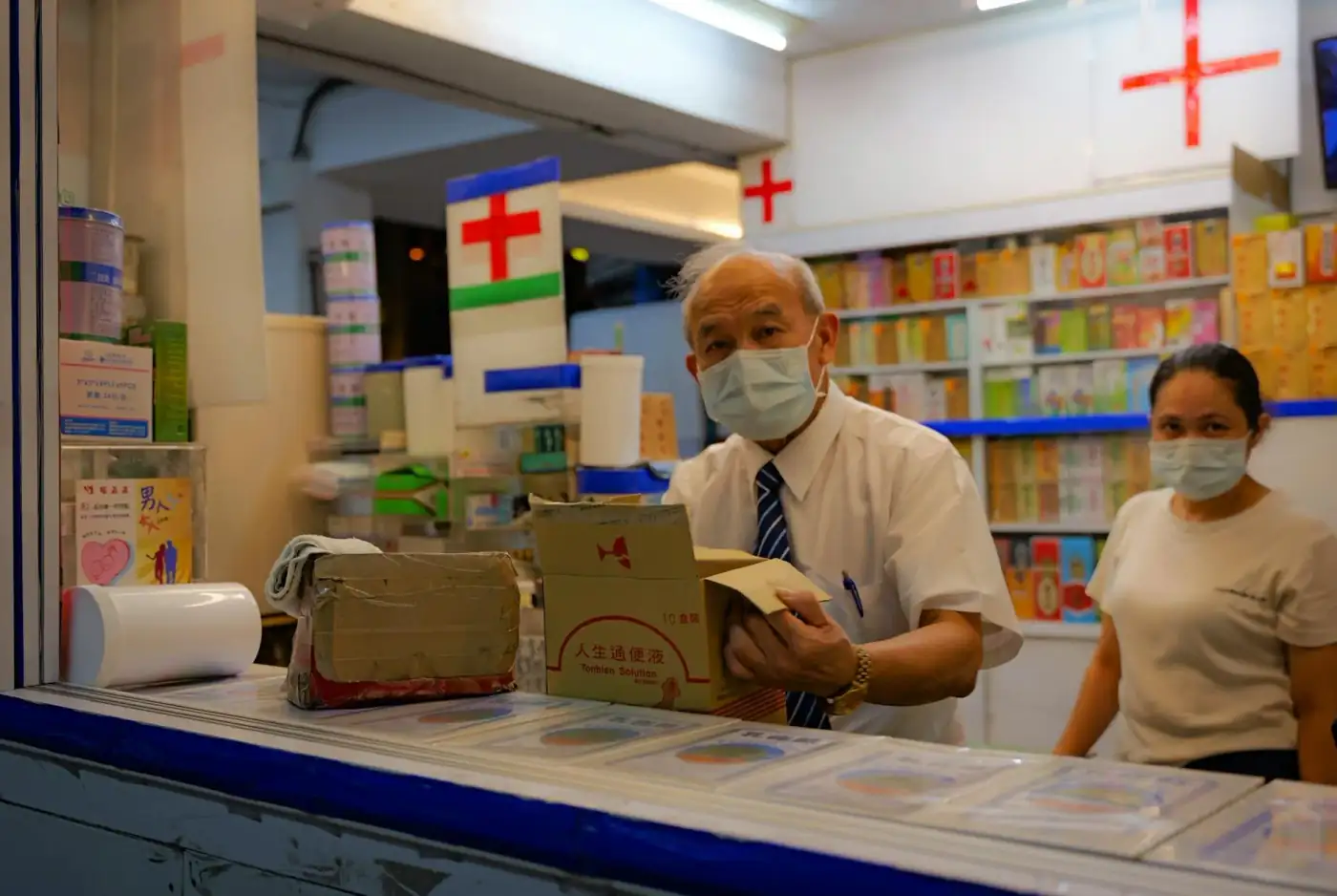 Người cao niên Việt nhận thuốc tại nhà thuốc Houston — Extra Help giảm copay xuống $5.10/$12.65