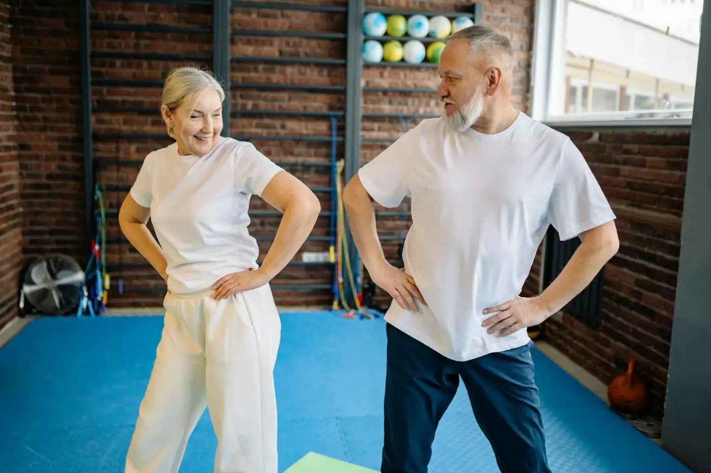 Lớp tập Silver Sneakers cho người cao niên — phòng tập miễn phí kèm theo kế hoạch Medicare Advantage