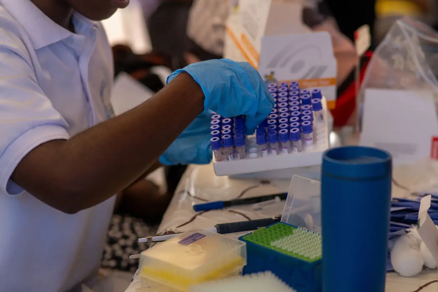 Ống nghiệm xét nghiệm máu trong phòng lab — xét nghiệm tầm soát tim mạch, tiểu đường, viêm gan và HIV đều được Medicare chi trả $0 theo định kỳ