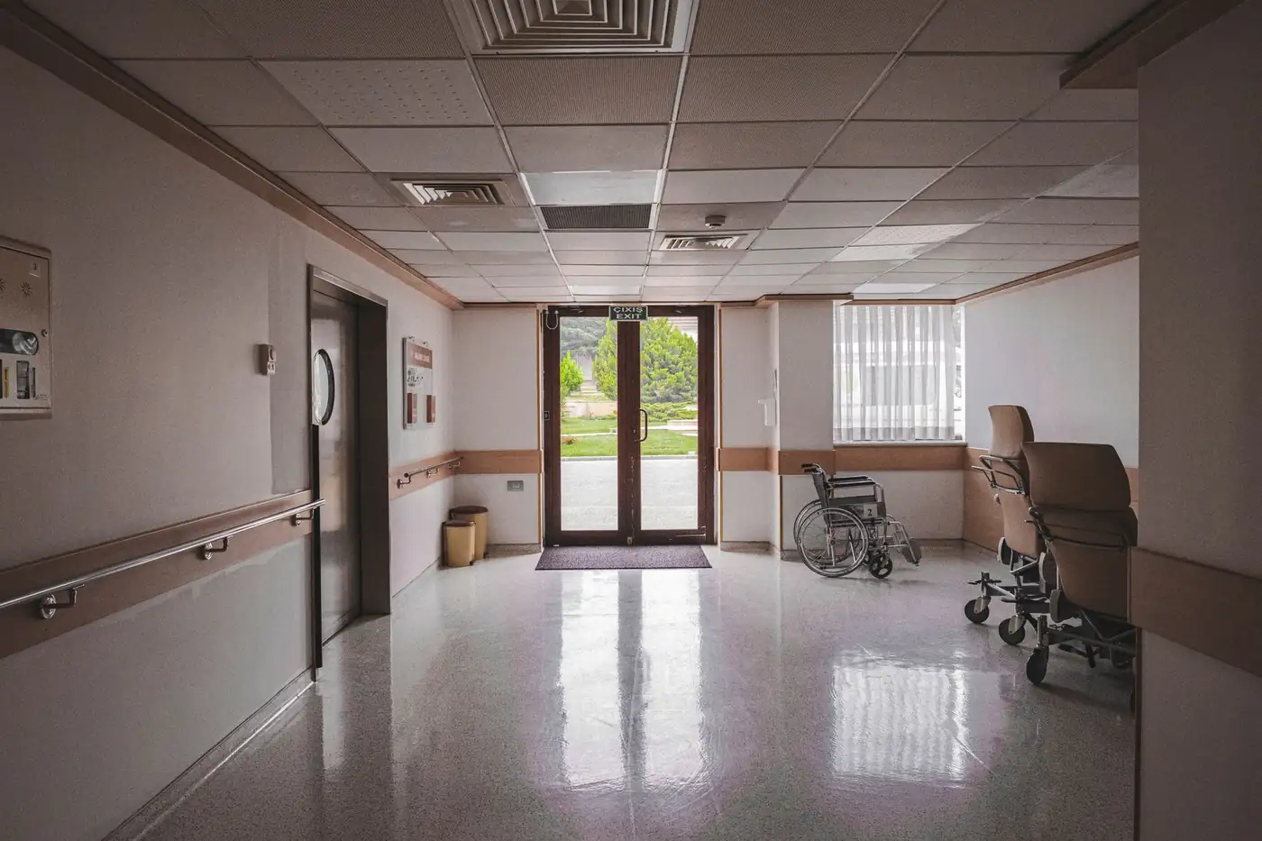Hành lang bệnh viện với xe lăn xếp dọc tường — nếu quý vị nhập viện ở Việt Nam, Medicare Gốc nói chung không chi trả và quý vị phải tự thanh toán